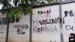 Una pared con un mensaje que alguna vez decía en español "resiste Nicaragua", fue pintado con otro que ahora dice "viva la revolución nicaragüense", en Managua, Nicaragua, el jueves 17 de junio de 2021.