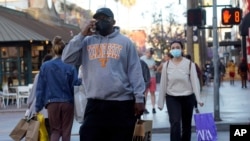 Los compradores usan máscaras en medio de la pandemia de COVID-19 en The Promenade el miércoles 9 de junio de 2021 en Santa Mónica, California.