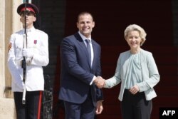 FILE - Malta’s Prime Minister Robert Abela (L) welcomes European Commission President, Ursula von der Leyen as she arrives at the Auberge de Castille in Valletta for the EU-MED9 summit in Malta on September 29, 2023.