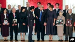 Presiden Amerika Serikat Donald Trump (keempat dari kanan), berjabat tangan dengan Perdana Menteri Jepang Shinzo Abe, saat bertemu dengan keluarga Jepang yang diculik oleh Korea Utara di Tokyo, Senin, 6 November 2017. Dari kiri di barisan depan: Hitomi Soga, Shigeo Iizuka, istri Abe, Akie, Abe, Trump, ibu negara AS Melania, Sakie Yokota dan Akihiro Arimura.