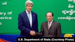 លោក John Kerry រដ្ឋមន្ត្រី​ការ​បរទេស​សហរដ្ឋ​អាមេរិក ចាប់​ដៃ​ជាមួយ​លោក​ ហោ ណាំហុង រដ្ឋមន្ត្រី​ការ​បរទេស​កម្ពុជា នៅ​មុន​កិច្ច​ប្រជុំ​ទ្វេភាគី​នៅ​ក្រសួង​ការបរទេស​កម្ពុជា​នៅ​រាជធានី​ភ្នំពេញ​កាល​ពី​ថ្ងៃ​អង្គារ​ទី​២៦ ខែ​មករា ឆ្នាំ​២០១៦។