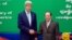 លោក John Kerry រដ្ឋមន្ត្រី​ការ​បរទេស​សហរដ្ឋ​អាមេរិក ចាប់​ដៃ​ជាមួយ​លោក​ ហោ ណាំហុង រដ្ឋមន្ត្រី​ការ​បរទេស​កម្ពុជា នៅ​មុន​កិច្ច​ប្រជុំ​ទ្វេភាគី​នៅ​ក្រសួង​ការបរទេស​កម្ពុជា​នៅ​រាជធានី​ភ្នំពេញ​កាល​ពី​ថ្ងៃ​អង្គារ​ទី​២៦ ខែ​មករា ឆ្នាំ​២០១៦។