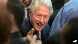 អតីត​ប្រធានាធិបតី​អាមេរិក Bill Clinton ស្វាគមន៍​អ្នក​គាំទ្រ​នៅ​ពេល​លោក​ថ្លែង​គាំទ្រ​ភរិយា​របស់​លោក​ គឺ​លោក​ស្រី​ Hillary Clinton ដែល​ជា​បេក្ខជន​ប្រធានាធិបតី​ពី​គណបក្ស​ប្រជាធិបតេយ្យ​ នៅ​សាកល​វិទ្យាល័យ​មួយ​នៅ​ Rhode Island។