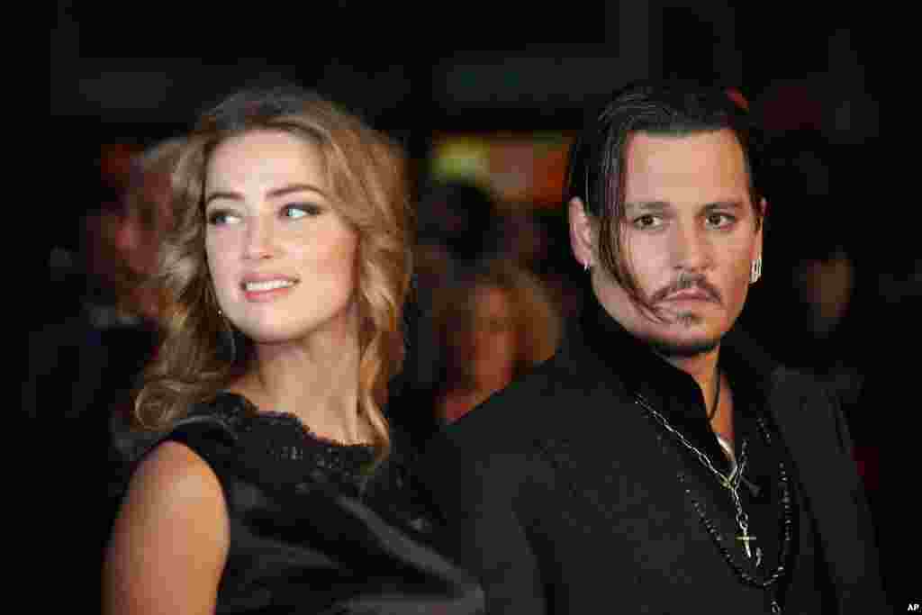 2015年10月11日，強尼&middot;德普（Johnny Depp）夫妇和妻子、模特 Amber Heard 参加影片《黑色弥撒》（ Black Mass ）首映式。 強尼&middot; 德普在福布斯男演员片酬榜上以4800万美元位居第五