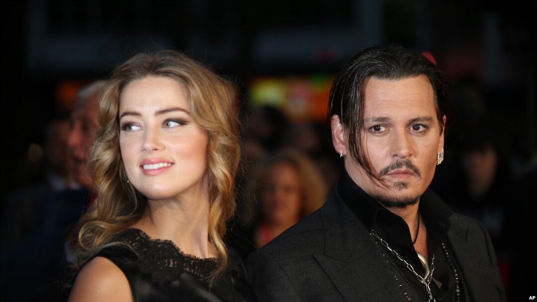Johnny Depp dan Amber Heard (kiri), saat menghadiri festival film di London, Inggris, 11 Oktober 2015. (Foto: dok)