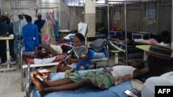 폭탄 테러 공격으로 부상을 입은 사람들이 병원에서 치료를 받고 있다. 