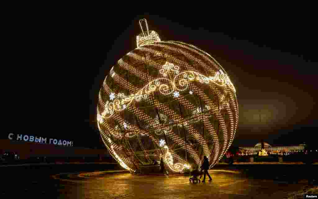 ماسکو میں ہر سال اس نوعیت کی سجاوٹ کی جاتی ہے۔ تاہم اس مرتبہ کرونا وبا کی وجہ سے کرسمس کے رنگ پھیکے پڑ گئے ہیں۔&nbsp;&nbsp;