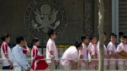资料照：在美国驻华大使馆外排队等候面签美国签证的中国学生。（2021年5月）