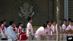 在美國駐華大使館外排隊等候面簽美國簽證的中國學生。（2021年5月）