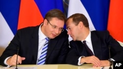 Predsednik Srbije Aleksandar Vučić i predsednik Vlade Ruske Federacije Dmitrij Medvedev u jednoj od ranijih poseta Beogradu, Foto: (Alexander Astafyev, RIA-Novosti, Government Pool Photo via AP)