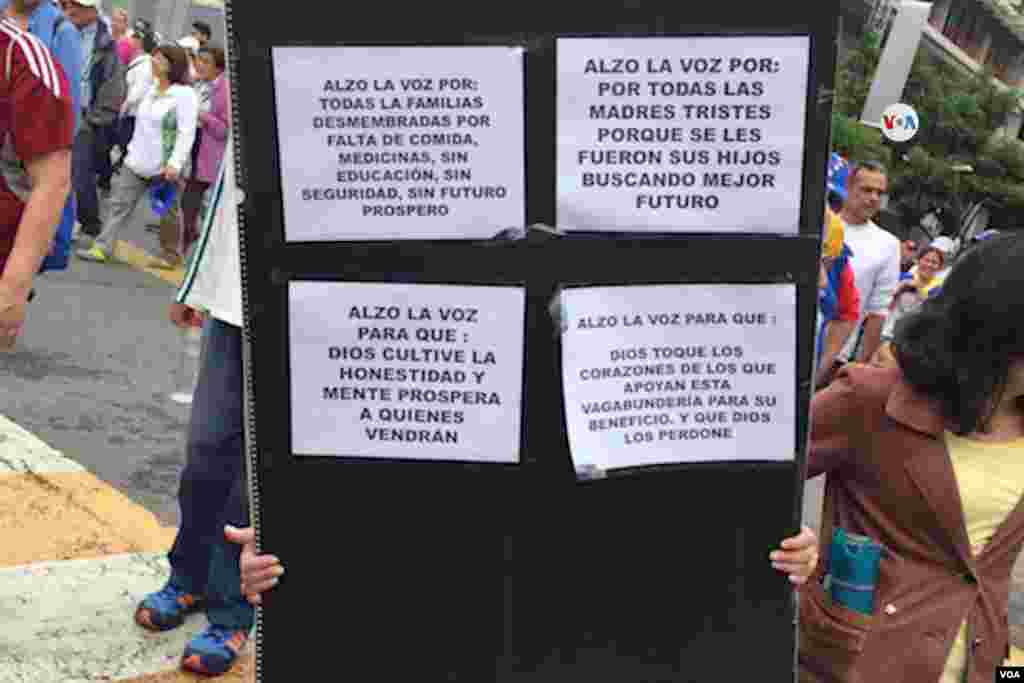 En la avenida Francisco de Miranda, en Caracas, decenas de manifestantes salen a las calles portando letreros como éste en el que explica por qué alzan sus voces.