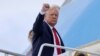 El presidente Donald Trump se dispone a embarcar en el Air Force One para viajar a Florida, el 27 de mayo de 2020.