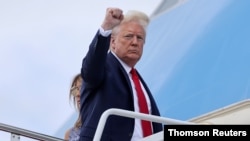 El presidente Donald Trump se dispone a embarcar en el Air Force One para viajar a Florida, el 27 de mayo de 2020.