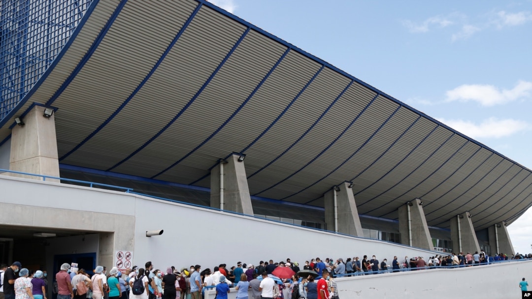 Trabajadores de la salud hacen fila para ser inoculados con la vacuna Sputnik V COVID-19, como parte de una campaña de vacunación en Tegucigalpa, Honduras, el viernes 23 de abril de 2021.