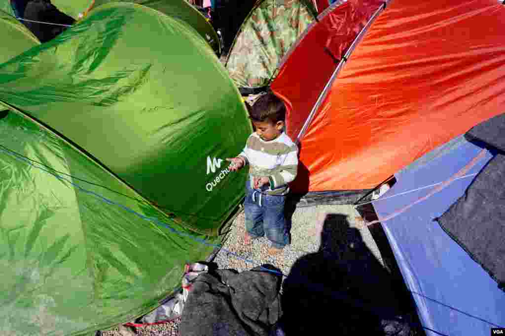 Child at Idomeni refugee camp on the Greece-Macedonia border, March 8, 2016. (Jamie Dettmer for VOA)