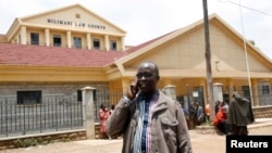 Le journaliste kényan Walter Barasa quitte le palais de Justice à Nairobi, où il a demandé l'arrêt de son arrestation, le 9 octobre 2013.