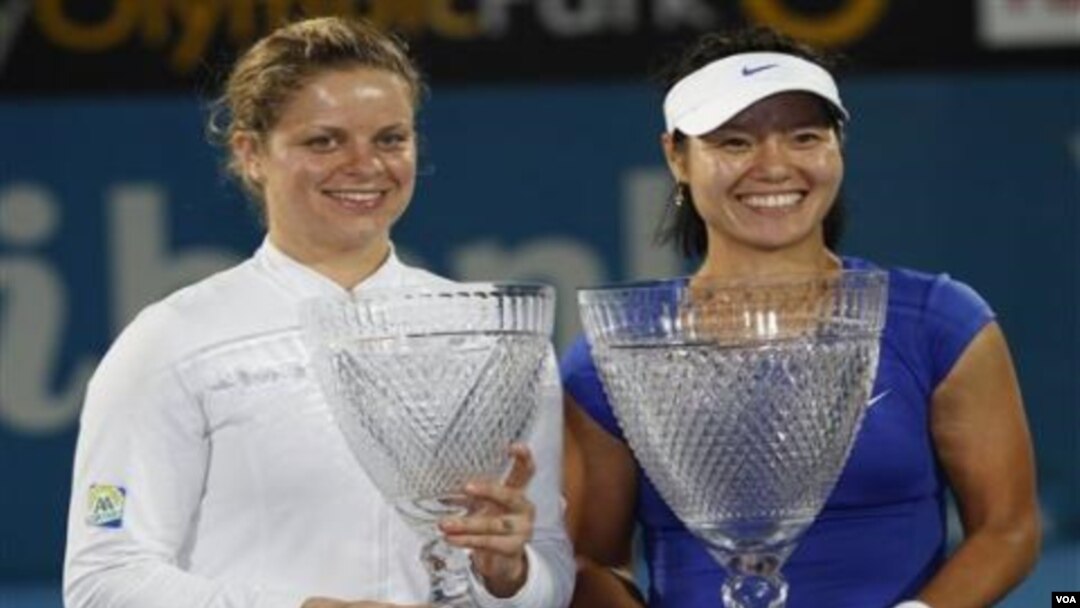 Petenis Tiongkok Li Na, kanan, mengalahkan Kim Clijsters dari Belgia dua set langsung di final turnamen Sydney International hari Jumat (14/1).