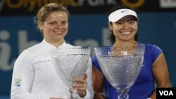 Petenis Tiongkok Li Na, kanan, mengalahkan Kim Clijsters dari Belgia dua set langsung di final turnamen Sydney International hari Jumat (14/1).