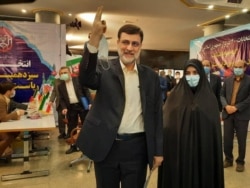 قاضی زاده هاشمی به همراهی دخترش، در وزارت کشور برای نامزدی انتخابات شرکت کرد. عکس: رسانه‌های ایران