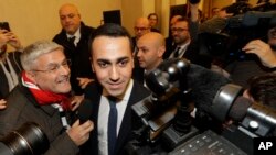 이탈리아 총선에서 최다득표한 '오성운동' 루이지 디 마이오 대표가 5일 기자회견장에 도착했다.