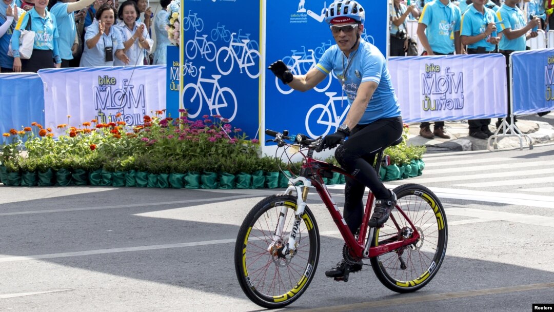Thái tử Maha Vajiralongkorn dẫn đầu đoàn xe đạp chạy qua khu phố lịch sử của thủ đô Bangkok trong sự kiện tôn vinh Hoàng hậu Sirikit, 83 tuổi.