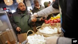 Vullnetarët shërbejnë vakte falas për punonjësit federalë në restorantin e shefit të kuzhinës Jose Andres, në Uashington