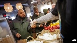 Un bénévole distribue des repas gratuits aux travailleurs de l’administration fédérales, affectés par le shutdown à Washington, le mercredi 16 janvier 2019. (AP Photo / Pablo Martinez Monsivais)