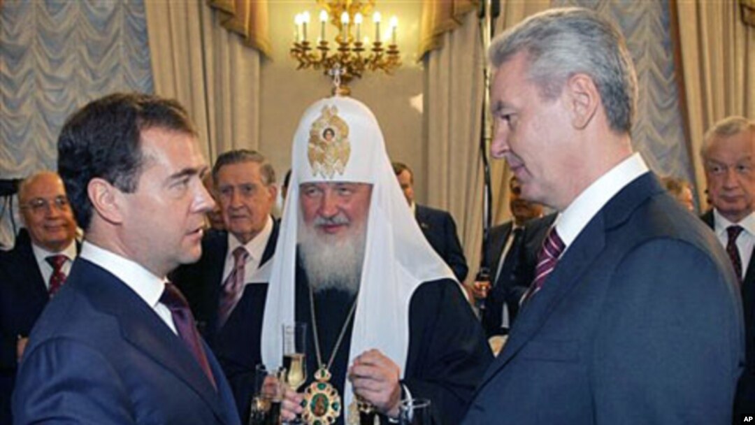 Russian President Dmitry Medvedev, (L) new Moscow Mayor Sergei Sobyanin (R) and Russian Orthodox Patriarch Kirill (C) toast after an inauguration ceremony in Moscow, 21 Oct 2010