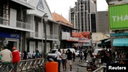 Des passants aux abords du bâtiment de la Commercial Bank of Mauritius, à Port Louis, Île Maurice, le 5 août 2015. (Photo: REUTERS/Jacky Naegelen)