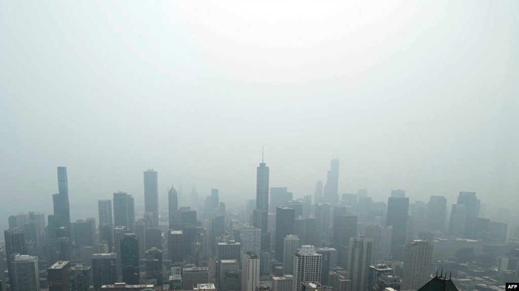 加拿大野火导致的烟雾笼罩芝加哥天际线。（2023年6月27日）(photo:VOA)