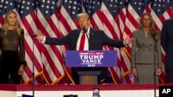 El candidato presidencial republicano, el expresidente Donald Trump, habla en una fiesta de observación de los resultados electorales ante su contundente victoria sobre Kamala Harris el 6 de noviembre de 2024, en West Palm Beach, Florida. (Foto AP/Ted Shaffrey)