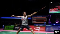 Pebulu tangkis Jepang, Kento Momota, dalam pertandingan melawan Ka Long Angus Ng dari Hong Kong laga tunggal putra Piala Thomas dan Piala Uber di Bangkok, 20 Mei 2018. 