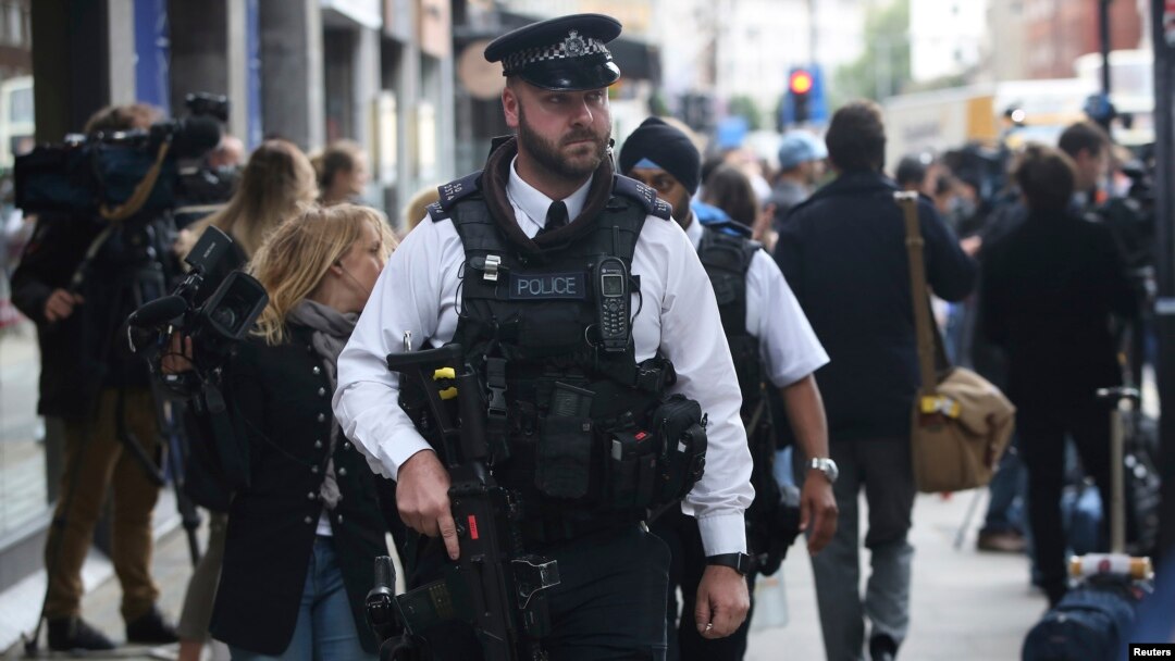 Polisi mengamankan lokasi terjadinya penikaman di Lapangan Russell, London, Kamis (4/8). 