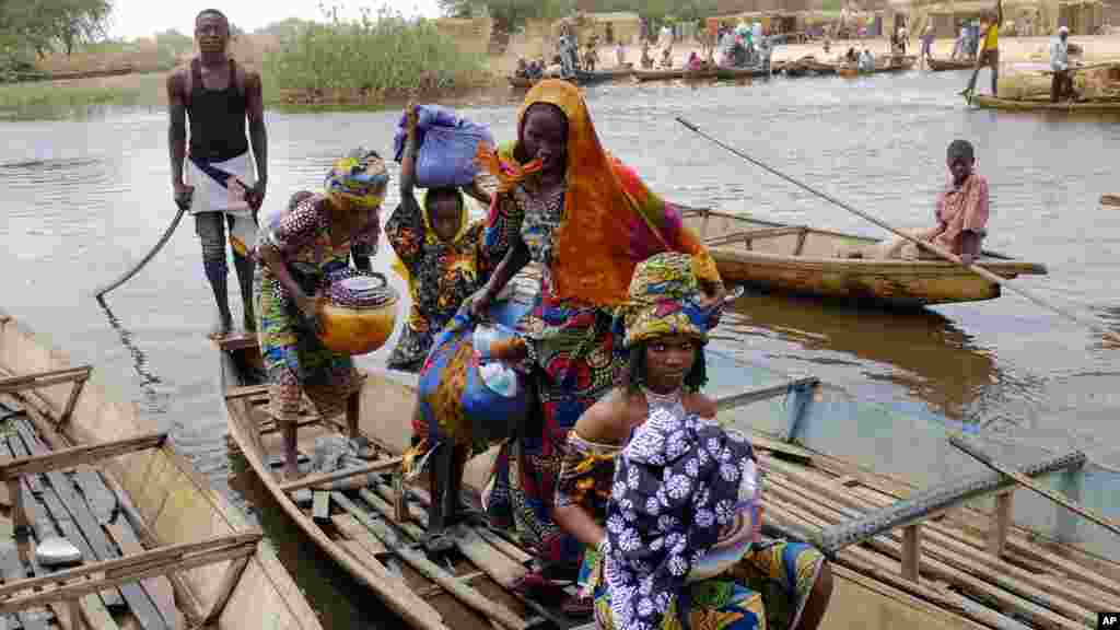 Les femmes Peuls traversent un affluent du lac Tchad au village de N'Gouboua, le jeudi 5 mars 2015.