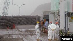 Suasana saat istirahat para pekerja di salah satu sudut PLTN Fukushima Daiichi yang dioperasikan oleh Tokyo Electric Power Company (TEPCO), 12 Juni 2013 (foto: dok). 