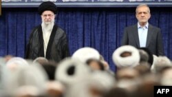 د ایران مذهبي مشر علي خامنایي او د دې هېواد نوی صدر مسعود پزشکیان.