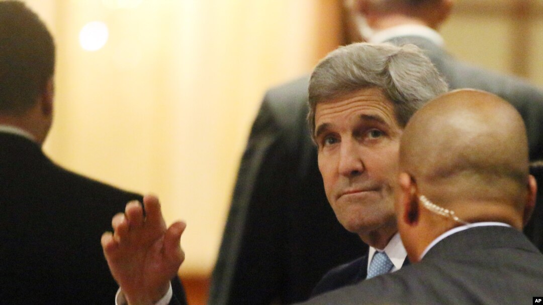 U.S. Secretary of State John Kerry, set to participate in talks on Syria, waves as he arrives at a hotel in Vienna, Nov. 13, 2015.