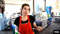 Restaurant owner and cook Matcharee Kedpathum appears unimpressed after trying the American Sriracha sauce. (VOA PHOTO/Z. Aung)