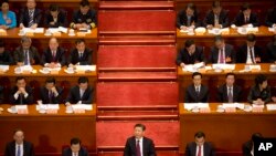 Presiden China Xi Jinping (tengah) dalam sidang Konferensi Konsultatif Politik Rakyat China (CPPCC) di Beijing, 3 Maret 2017. (Foto: dok).