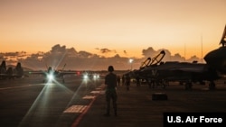 在委内瑞拉的“绝对决心行动”军事行动结束后，美国空军F-35A“闪电II”战机返航降落后在跑道上滑行。(2026年1月3日)