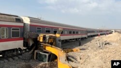 Kereta penumpang tergelincir sebagian di dekat kota gurun Tabas di Iran timur, Rabu, Iran, Rabu, 8 Juni 2022. (Iranian Red Crescent Society via AP)