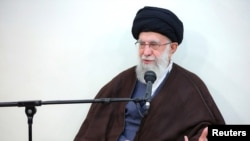 Kiongozi Mkuu wa Iran Ayatollah Khamenei akutana na makamanda wa jeshi la Iran mjini Tehran