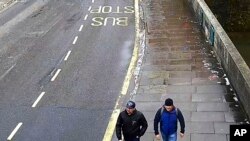 Gambar yang diambil dari CCTV milik Kepolisian London, 5 September 208 ini menunjukkan sosok Ruslan Boshirov dan Alexander Petrov saat berjalan di Fisherton Road, Salisbury, Inggris, 4 Maret 2018. (Foto: dok).