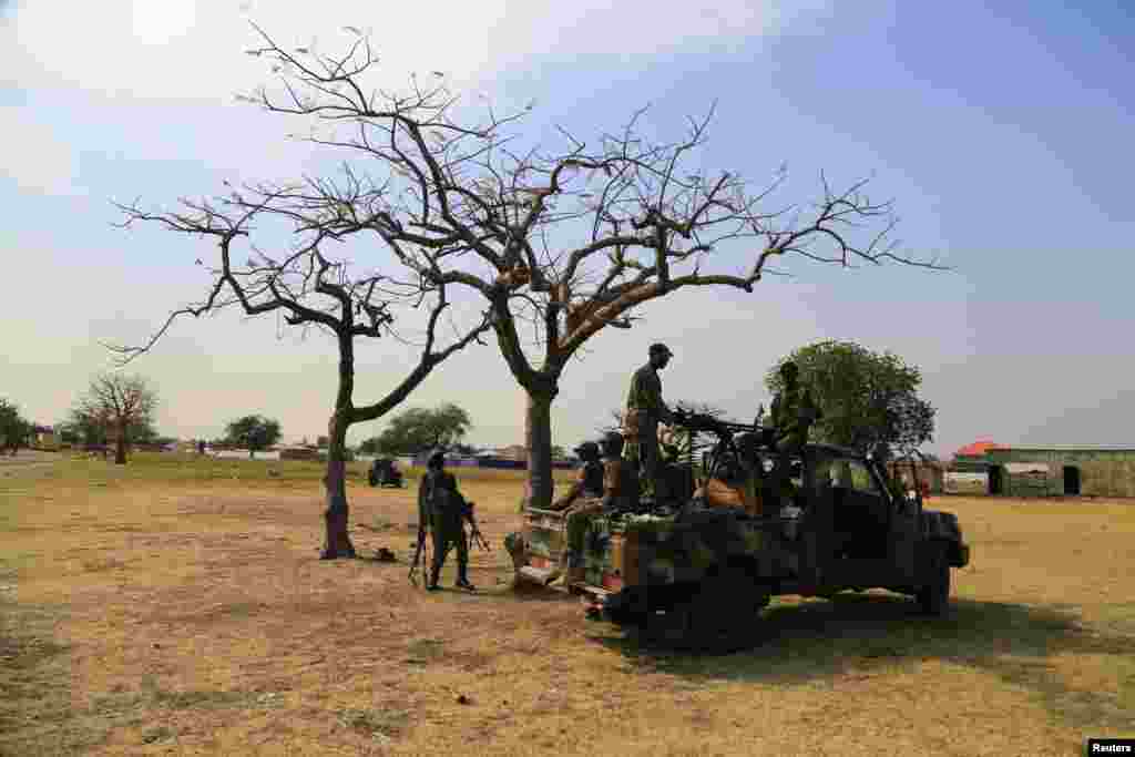 South Sudanese army soldiers are seen guarding Malakal town, 497km (308 miles) northeast of capital Juba, Dec. 30, 2013 after retaking the town from rebel fighters.