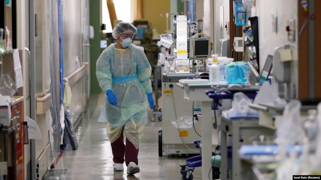 Seorang pekerja medis tampak bekerja di Unit Perawatan Intensif (ICU) untuk pasien COVID-19 di Rumah Sakit Universitas Kedokteran St. Marianna di Kawasaki, selatan Tokyo, Jepang (foto: dok).