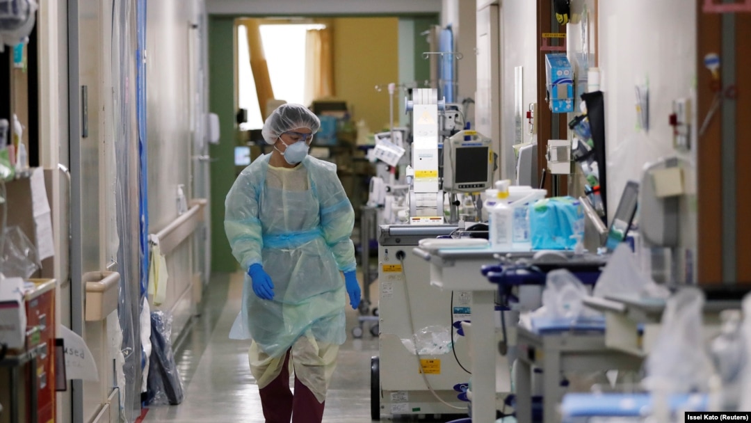 Seorang pekerja medis yang mengenakan alat pelindung diri (APD) bekerja di Unit Perawatan Intensif (ICU) untuk pasien Covid-19 di Rumah Sakit Universitas Kedokteran St. Marianna di Kawasaki, selatan Tokyo, Jepang, 4 Mei 2020. (Foto: REUTERS/Issei Kato)