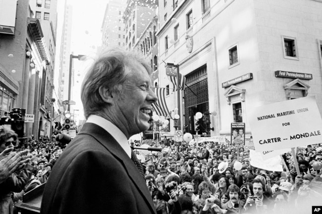 FILE - Diperkirakan sekitar 35.000 orang berkumpul untuk mendengarkan pidato siang hari calon Presiden Jimmy Carter di pusat kota Philadelphia, 29 Oktober 1976.