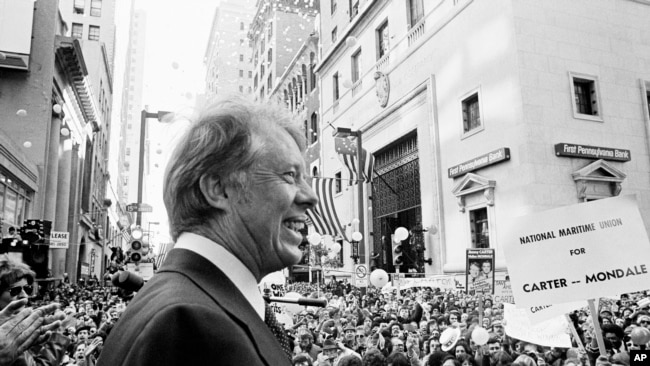 ARCHIVO - Una multitud estimada de 35.000 personas se reúne para un discurso de mediodía del candidato presidencial Jimmy Carter en el centro de Filadelfia, el 29 de octubre de 1976.