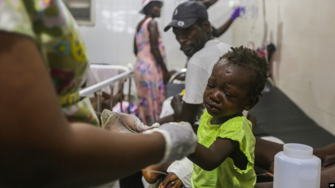 Seorang anak yang menderita luka-luka akibat gempa, menerima perawatan medis di rumah sakit Les Cayes, Haiti (foto: dok). 