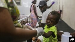 Seorang anak yang menderita luka-luka akibat gempa, menerima perawatan medis di rumah sakit Les Cayes, Haiti (foto: dok). 